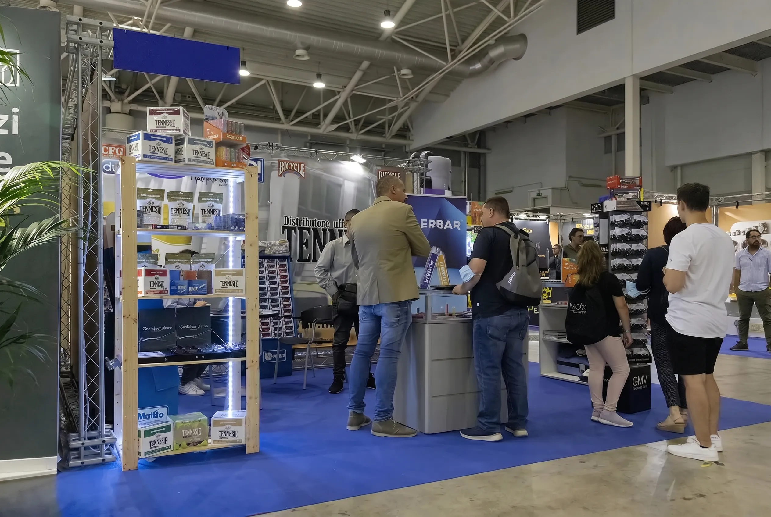 Aziende e tabaccai a colloquio presso uno stand di T2000 in Tour
